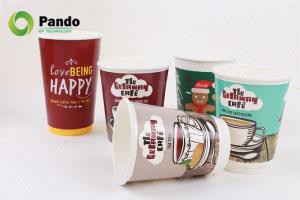 Kahe seinaga biolagunevad paberist kohvitassid